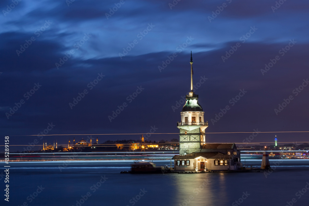 Fototapeta premium Maidens Tower at night long exposure