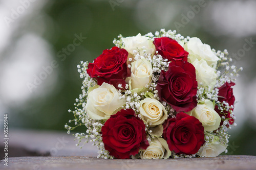 Brautstrauss weisse und rote Rosen