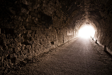 Fotobehang Tunnel Donkere tunnel met perspectiefwerking  © FotoAndalucia