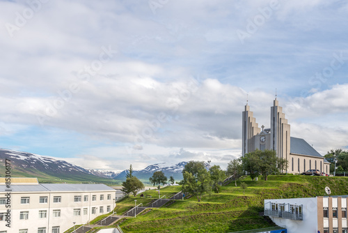 Foto Scenic view of church in Akureyri - Akureyrarkirkja, Iceland.