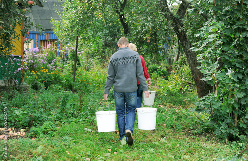 Obraz na płótnie gardeners bear water in buckets w salonie