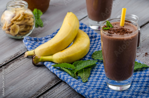 Chocolate-banana smoothie