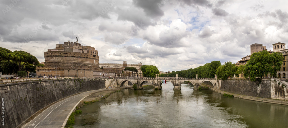 tevere river and castel sant'angelo fortress 