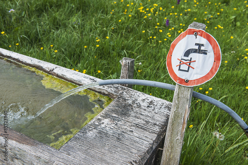 Brunnen mit Schild: 