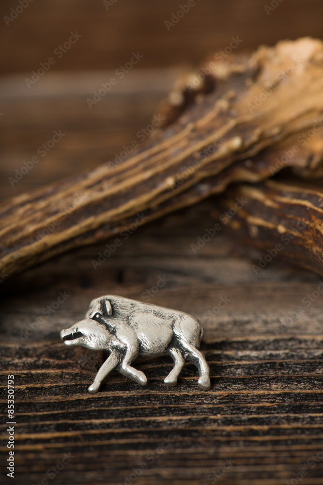Wildschwein mit Gehörn auf Holz