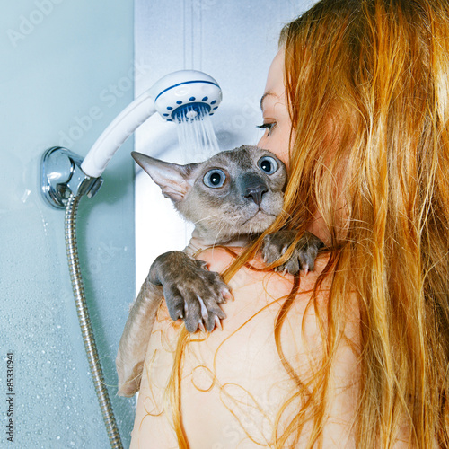 Obraz na plátně Girl and Cat in Shower