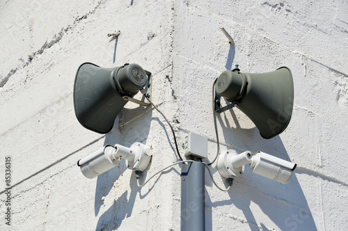 Überwachungskameras und Megafone an einer Hauswand
 photo