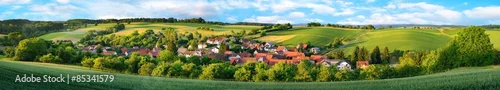 Obraz Wioska i zielone wzgórza, wyjątkowo szeroka panorama
