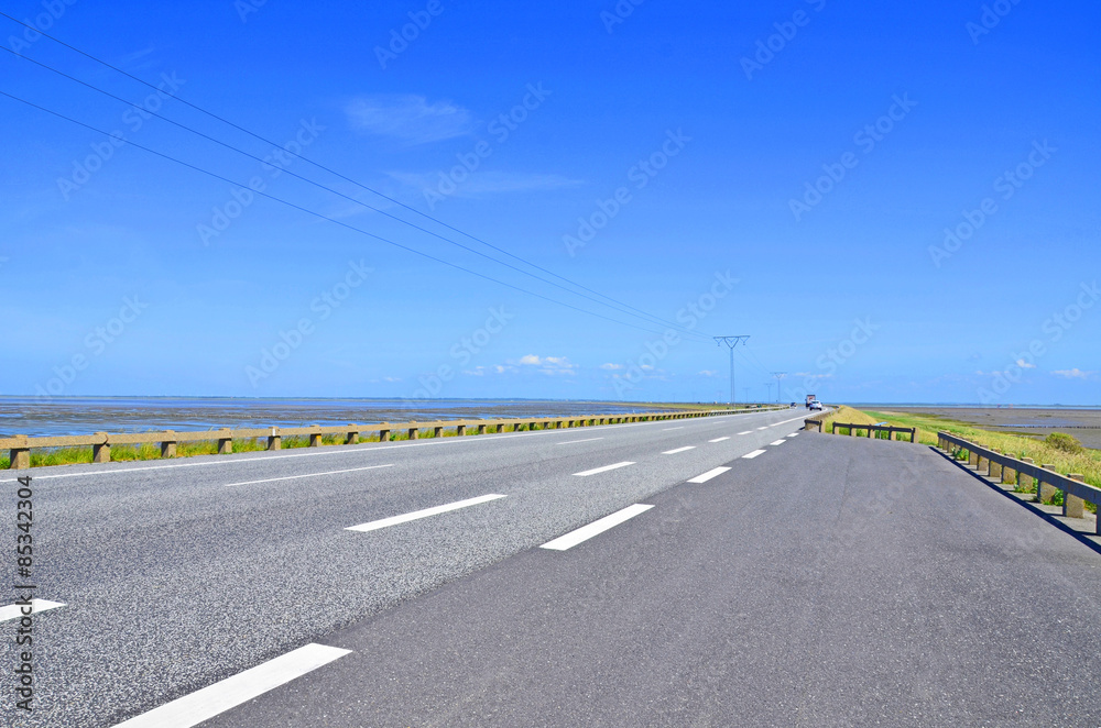 Fototapeta premium Rømø-Damm, Insel Rømø, Dänemark, Richtung Festland