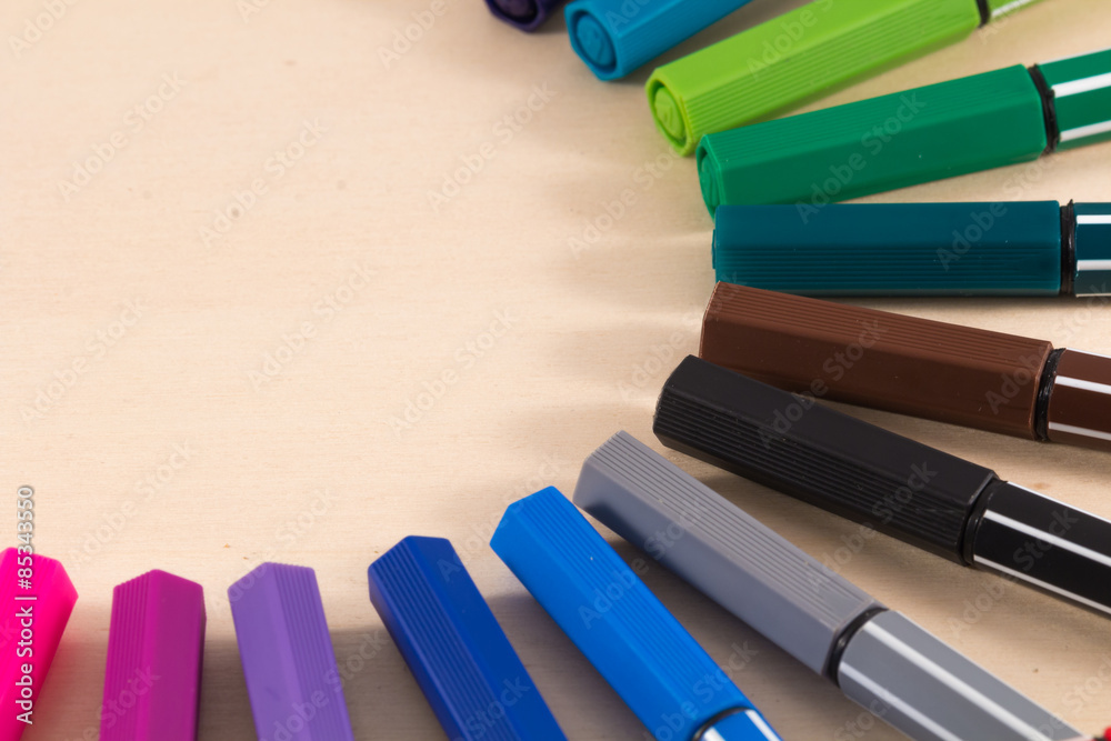 Fototapeta premium pens drive focus to center on wooden background