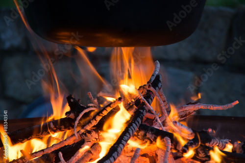 Kochen über dem Lagerfeuer, Flammen unterm Kessel