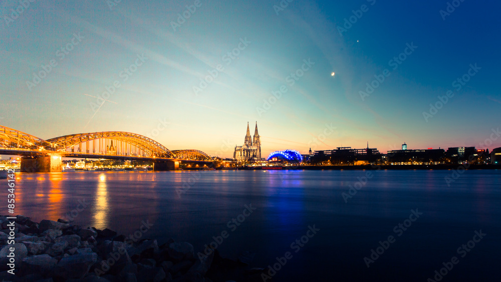 Köln mit Dom (beleuchtet) über den Rhein. Mit Deutzer Brücke und Sichelmond
