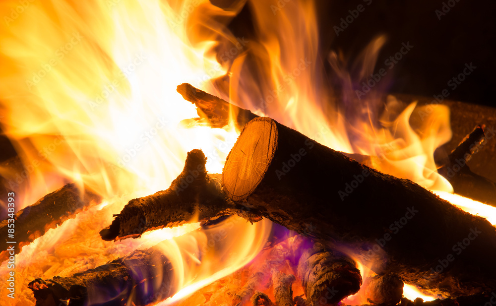 Fototapeta premium Lagerfeuer in der Feuerschale