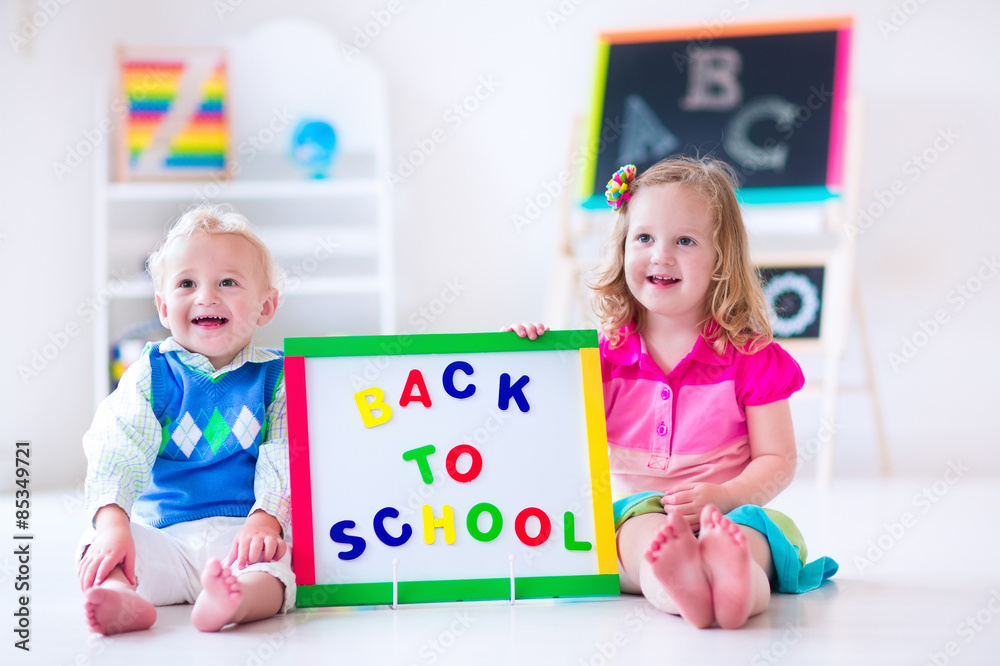 Fototapeta premium Kids at preschool painting