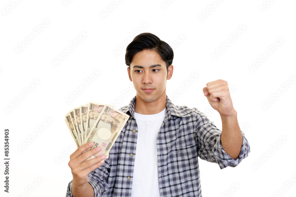 紙幣を持つ男性