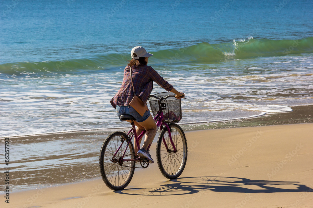 Fototapeta premium Pedalando na praia.