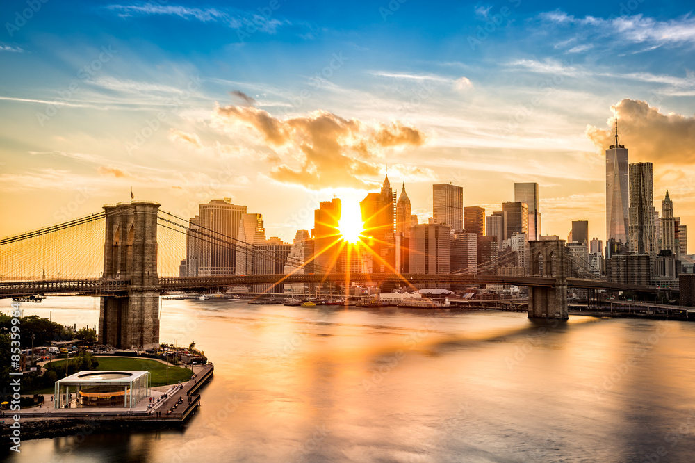 Naklejka premium Brooklyn Bridge i panoramę Dolnego Manhattanu o zachodzie słońca