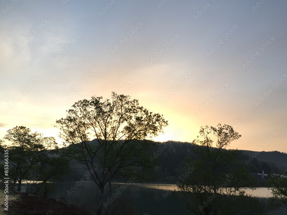 Obraz premium 白川ダムの夜明け