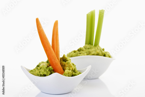 Schälchen mit Avocadocreme, Dip, dippen, Taco chips, Staudensellerie, Karottenstreifen, photo