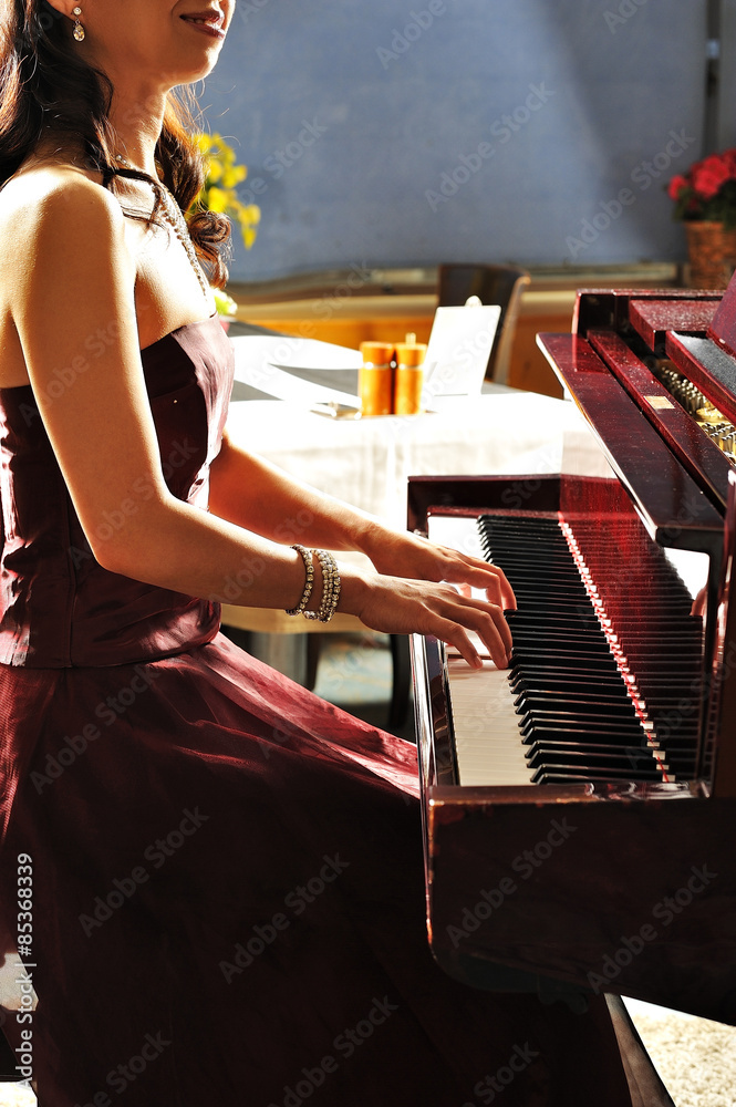 グランドピアノを弾く女性の手 Stock 写真 Adobe Stock