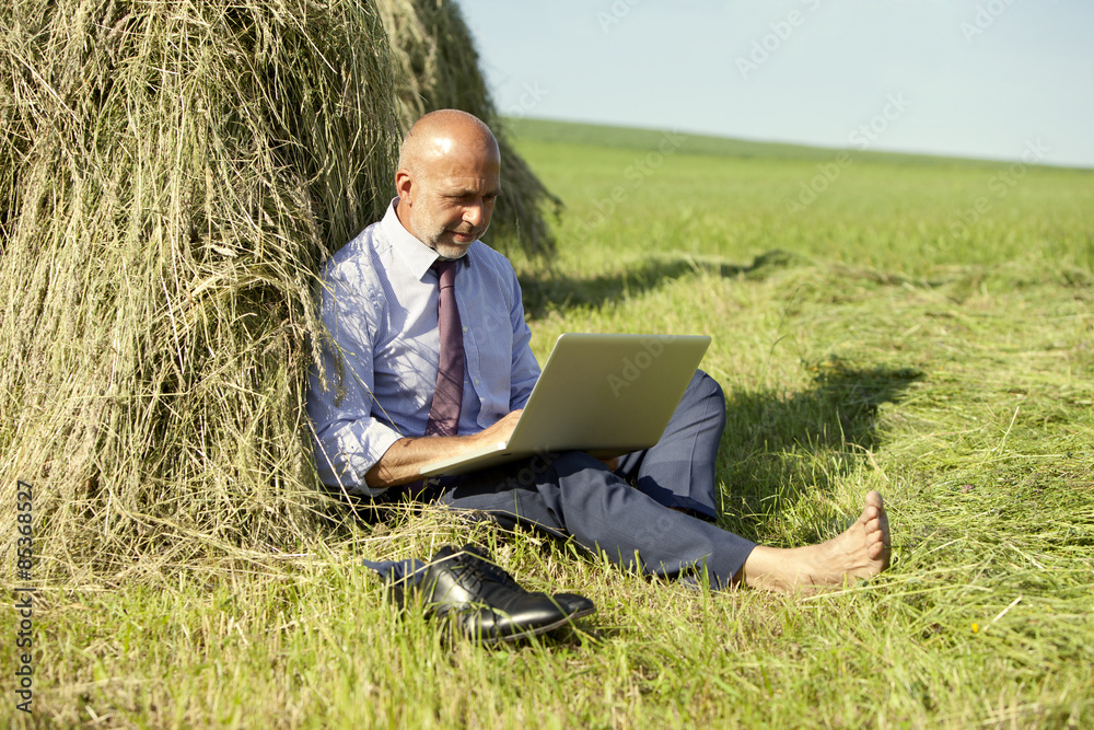 Deutschland, Bayern, Businessmann arbeitet mit Laptop im Freien Deutschland, Bayern, Businessmann arbeitet mit Laptop im Freien