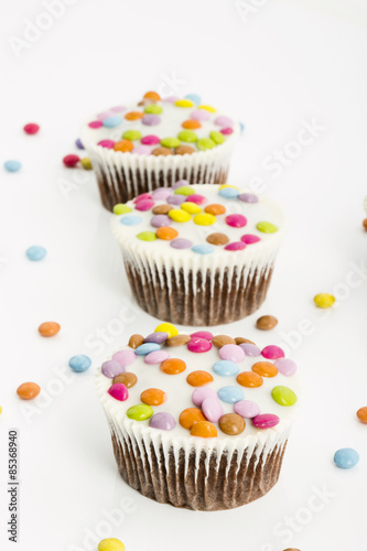 Schokocupcakes mit bunten Schokoladenlinsen