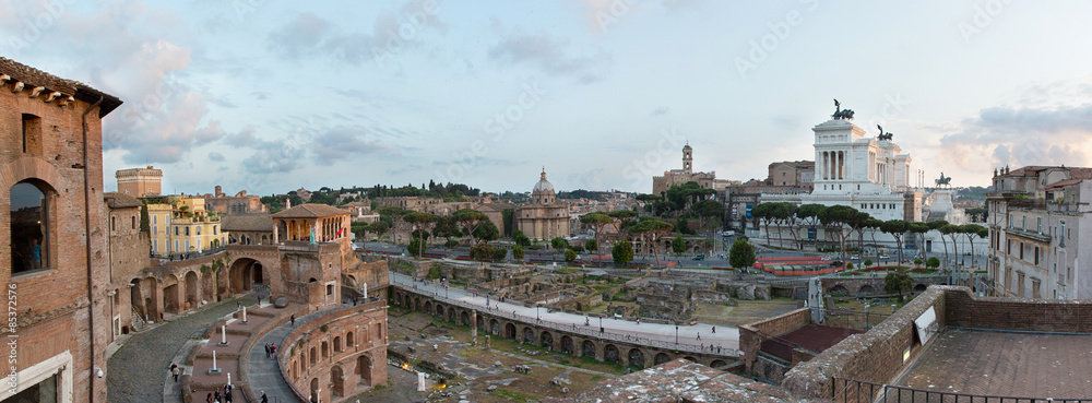 Panoramica di Roma con i fori imperiali e l'altare della patria