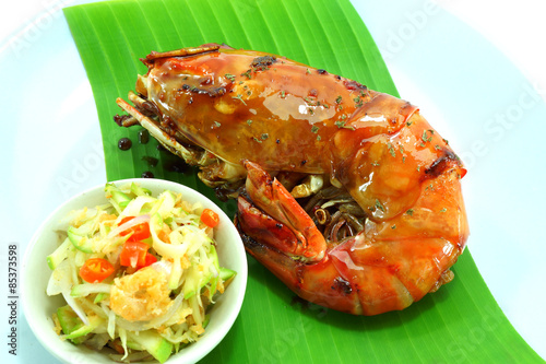 Large sweet shrimp with honey and mango salad.