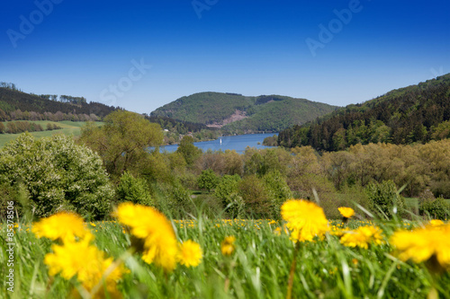 Sauerland mit Diemelsee und blauem Himmel