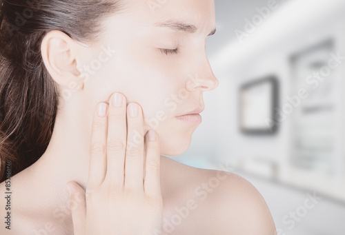 Viso donna con dolore denti sfondo ambulatorio