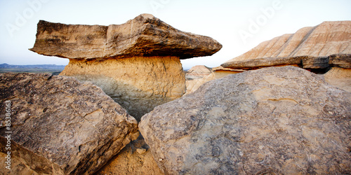 Enormes rochers posés comme de gros champignons.
