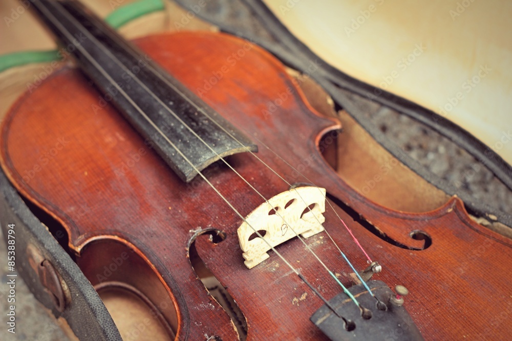 Fototapeta premium close-up violin in vintage style