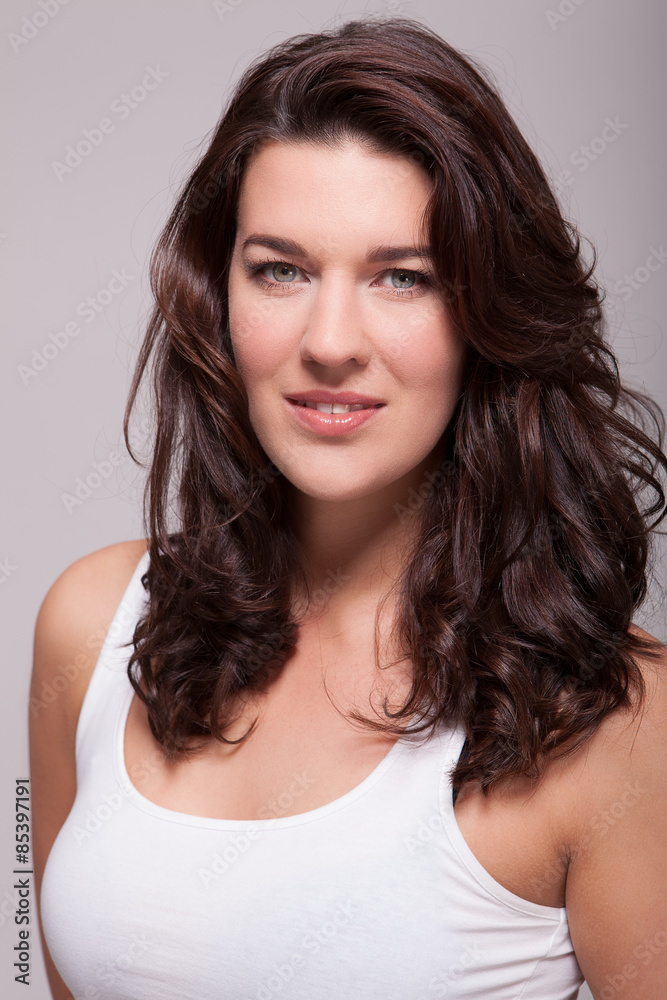 Junge attraktive Frau mit dunklen Haaren im Portrait lachend Junge attraktive Frau mit dunklen Haaren im Portrait lachend