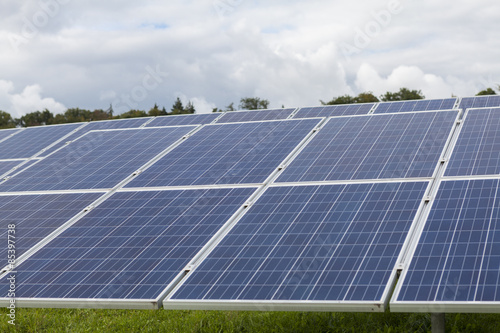 Solarzellen in einem Solarpark auf grüner wiese
