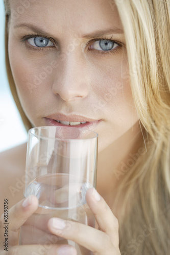 Frau mit Wasserglass