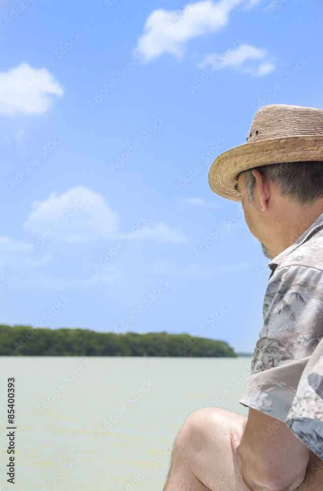 Homme profitant de ses vacances en faisant du bateau sur une rivière.