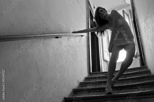 Schilderij op canvas ragazza sexy in intimo in campagna