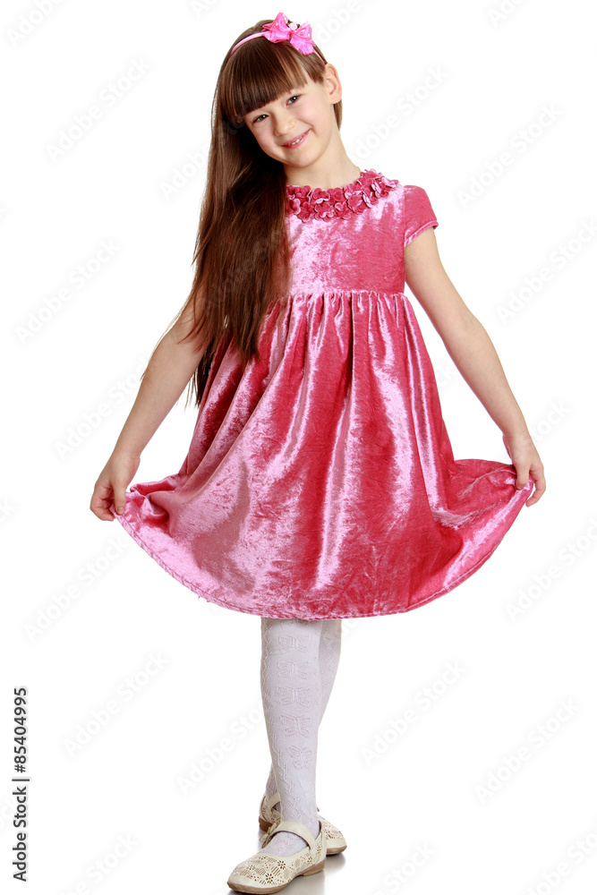 Naklejka premium Stylowa długowłosa dziewczyna w czerwonej aksamitnej sukience