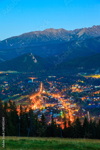 Obraz na płótnie The view at night city Zakopane, Poland. w salonie