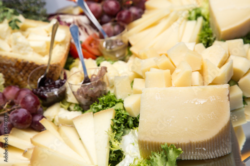 Antipasto di formaggio stagionato in primo piano con confettura  