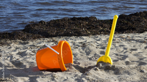 secchiello e paletta in spiaggia