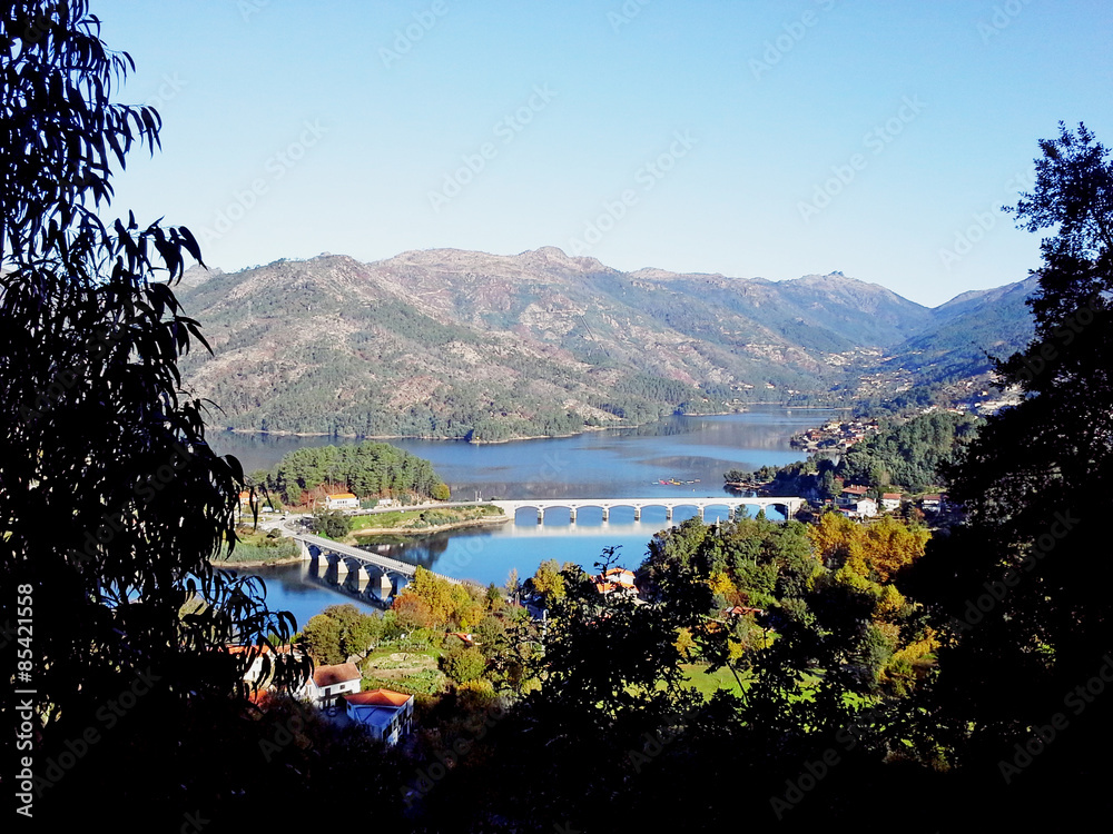 Obraz premium Paisagem no Parque Nacional da Peneda Gerês - pontes de Rio Caldo e Serra do Gerês - albufeira de Caniçada