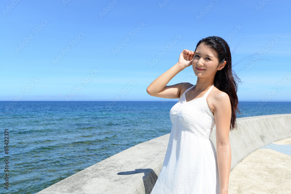海を眺める女性