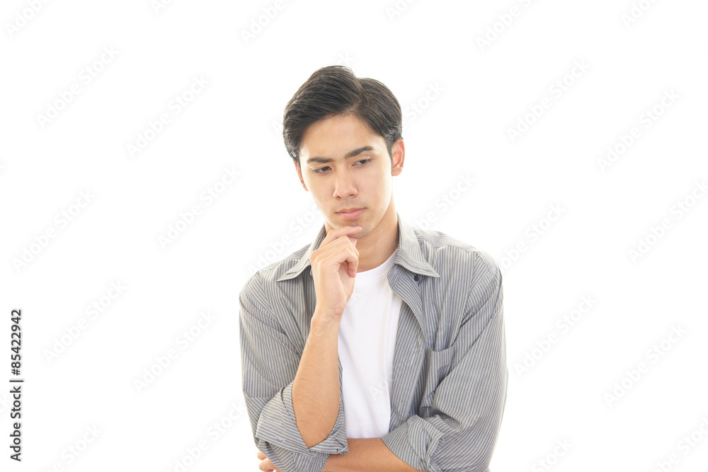 考え事をする男性 考え事をする男性