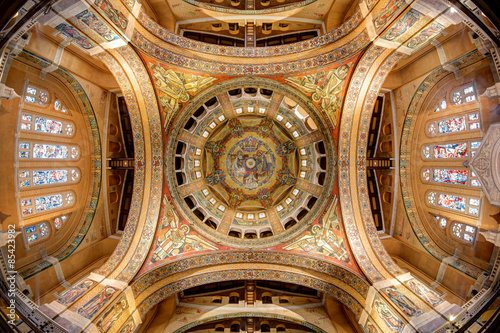 Plafond de la Basilique Sainte Th  r  se de Lisieux