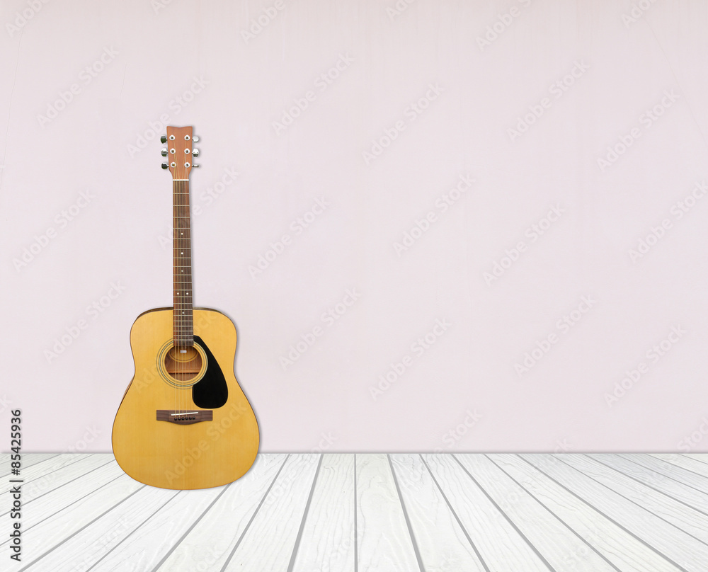 Fototapeta Gitara w pustym pustym pokoju