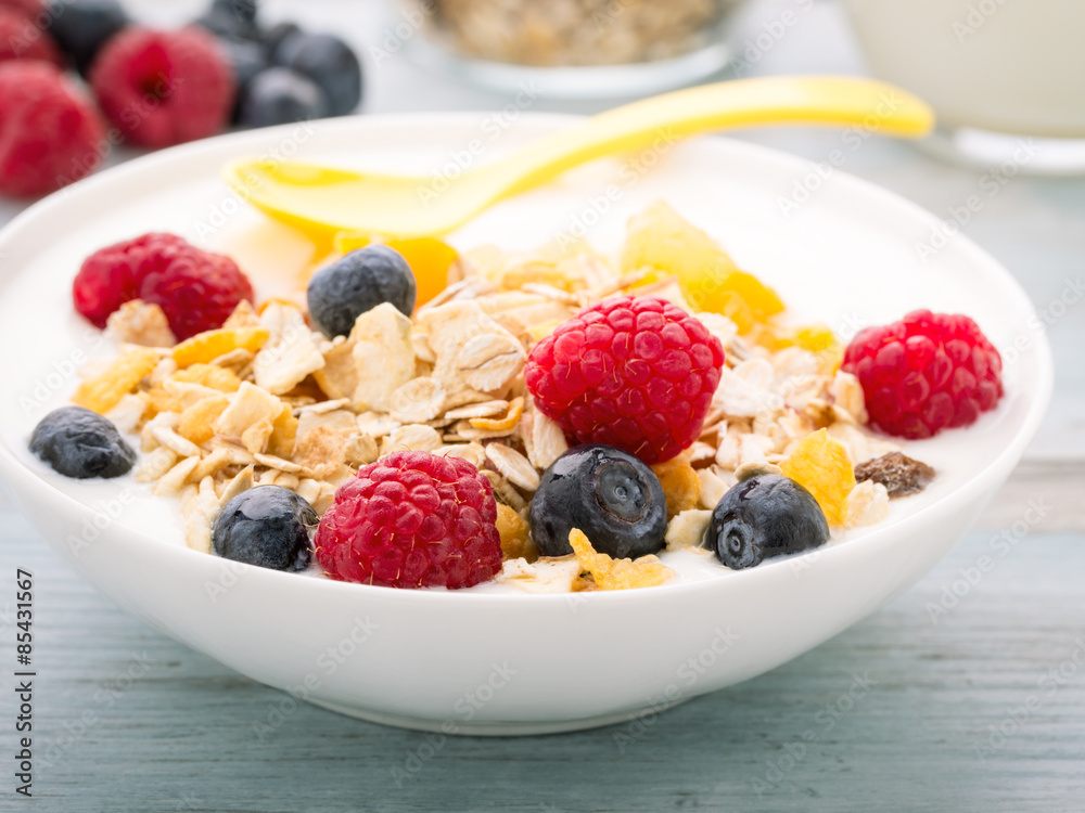 Müsli mit frischen Beeren Müsli mit frischen Beeren