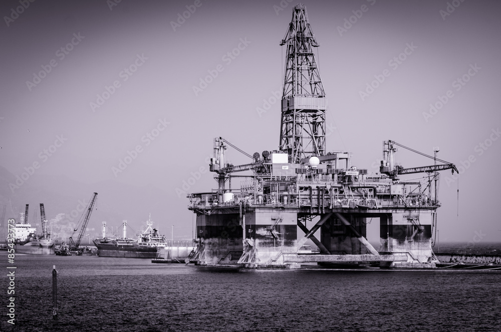 Bohrplattform im Hafen von St. Cruz, Teneriffa Bohrplattform im Hafen von St. Cruz, Teneriffa