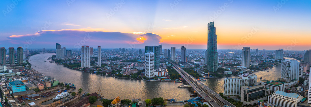 Obraz premium Krajobraz rzeki w Bangkoku pejzaż z zachodem słońca