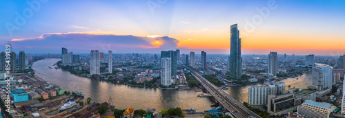 Photo Landscape of river in Bangkok cityscape with sunset